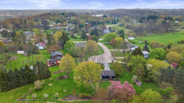 S74W24610 Windsor COURT, Waukesha, WI 53189