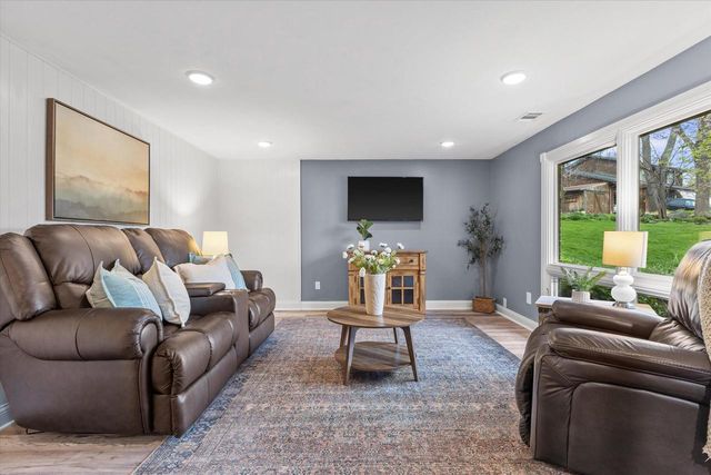 S74W24610 Windsor COURT, Waukesha, WI 53189