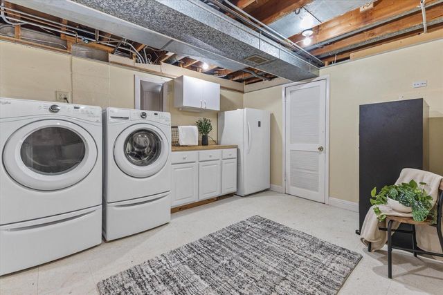 S74W24610 Windsor COURT, Waukesha, WI 53189