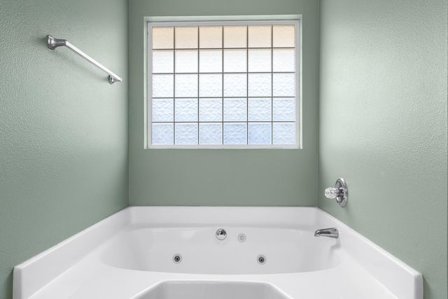 9876 Parker Lake Circle, Navarre, FL 32566