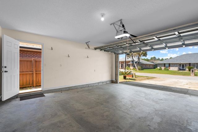 9876 Parker Lake Circle, Navarre, FL 32566