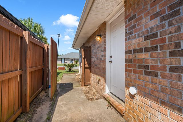 9876 Parker Lake Circle, Navarre, FL 32566