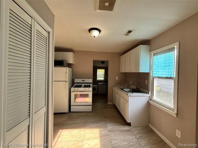 7275 Chalmers Avenue, Warren, MI 48091