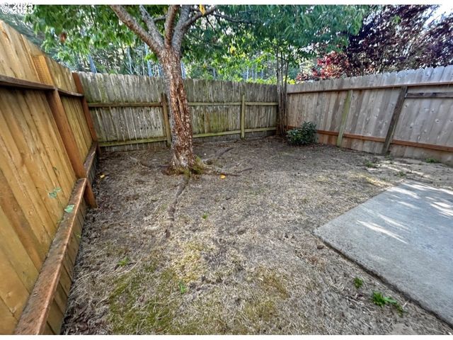 1150 HEMLOCK St C-11, Florence, OR 97439