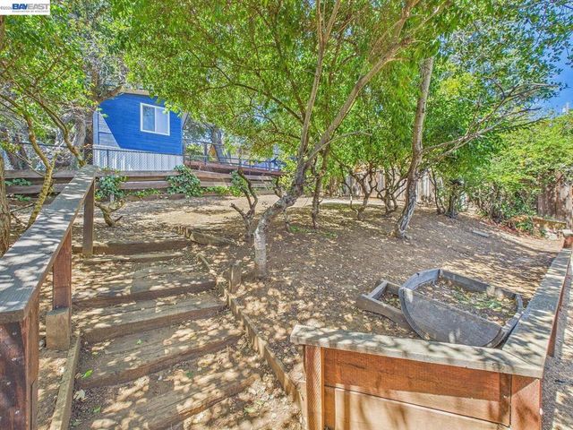 4015 Rusting Ave, Oakland, CA 94605