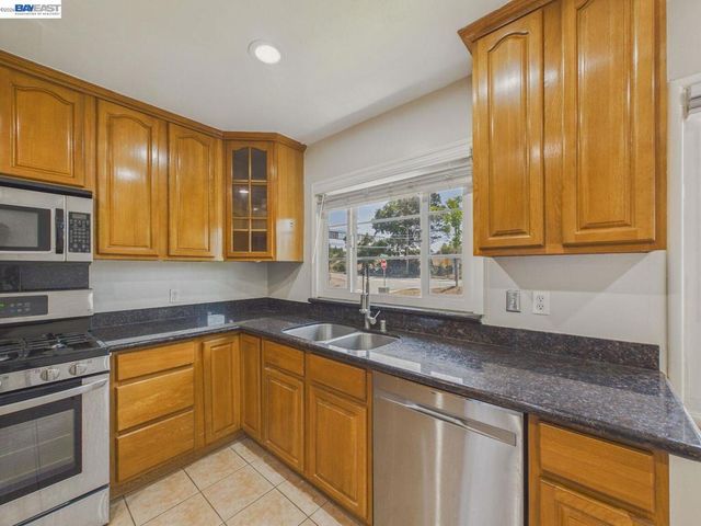 4015 Rusting Ave, Oakland, CA 94605