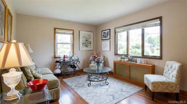6 Sullivan Road, Farmingdale, NY 11735