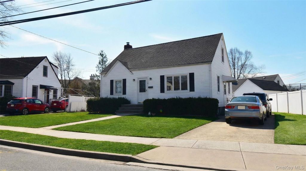 6 Sullivan Road, Farmingdale, NY 11735