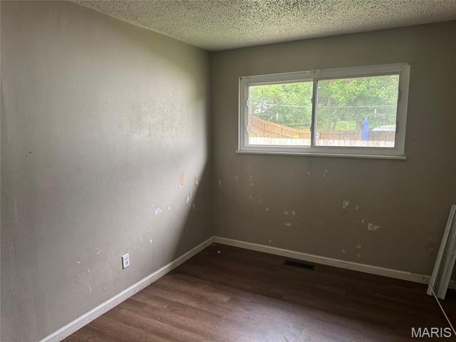 1090 Howdershell Road, Florissant, MO 63031