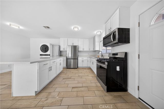 6904 Mclennan Avenue, Lake Balboa, CA 91406