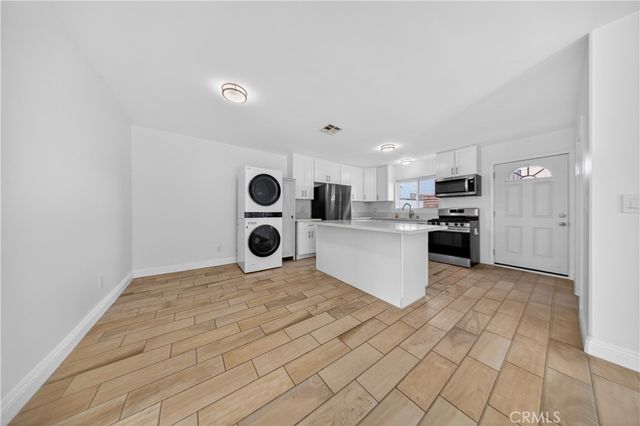 6904 Mclennan Avenue, Lake Balboa, CA 91406