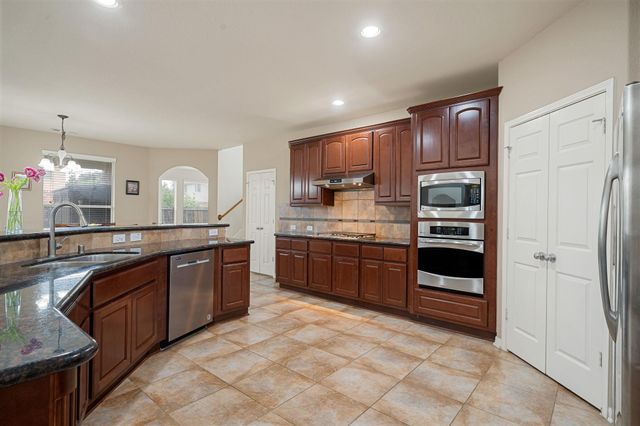2321 Lakeway Drive, Friendswood, TX 77546