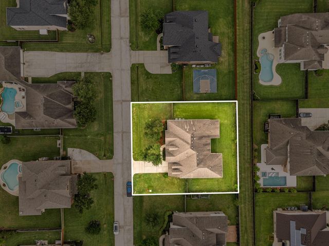 2321 Lakeway Drive, Friendswood, TX 77546