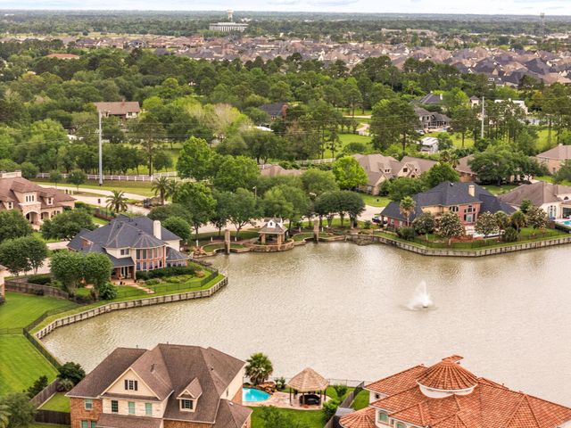 2321 Lakeway Drive, Friendswood, TX 77546