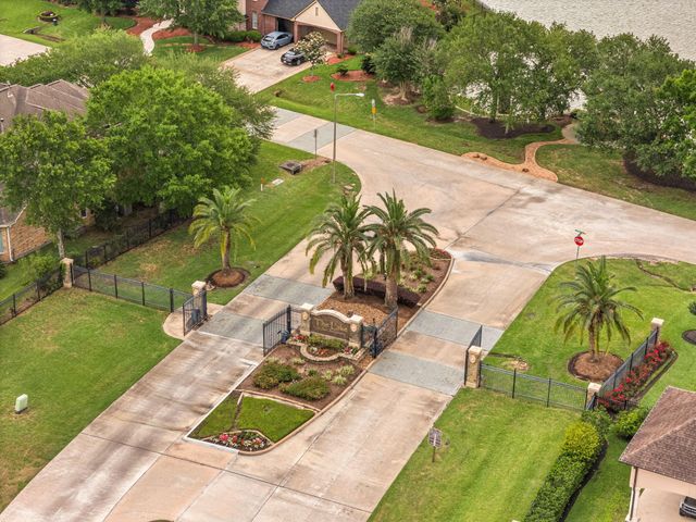 2321 Lakeway Drive, Friendswood, TX 77546
