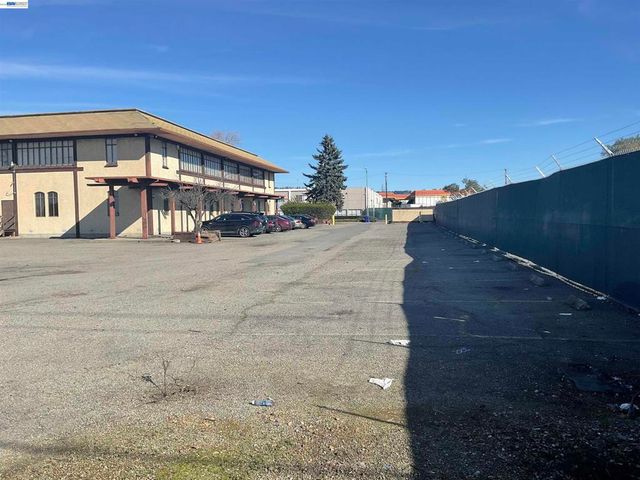 8105 Capwell Dr, Oakland, CA 94621