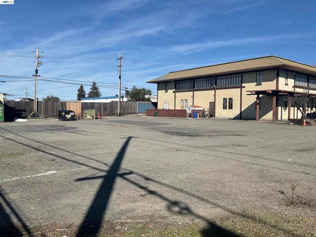 8105 Capwell Dr, Oakland, CA 94621