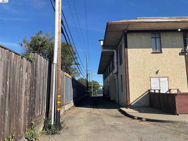 8105 Capwell Dr, Oakland, CA 94621