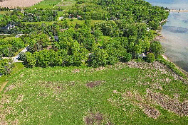 954 N Dousman ROAD, Summit, WI 53066