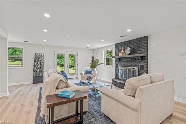 135 Boxwood Circle, Advance, NC 27006