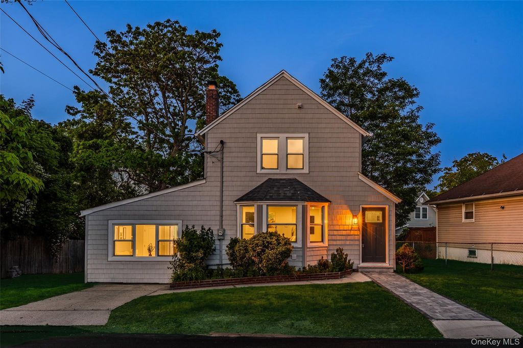19 Westside Avenue, Bay Shore, NY 11706