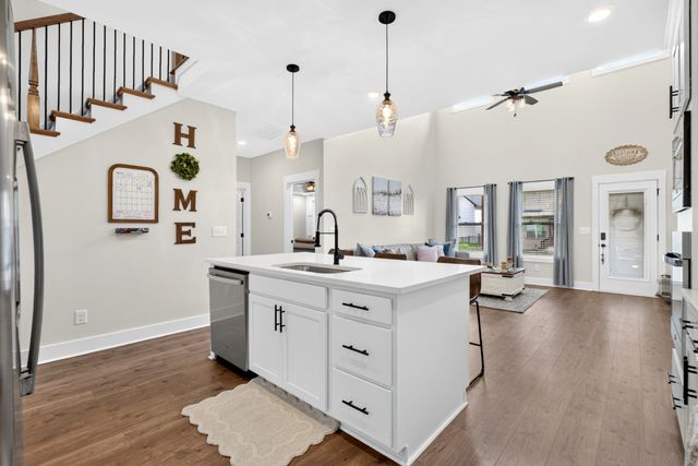979 Alton Dr, Clarksville, TN 37043