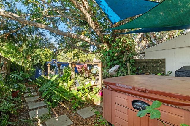 903 BYRON LANE, Sarasota, FL 34243