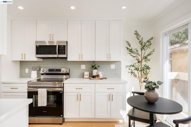 6558 Lucas Ave 202, Oakland, CA 94611