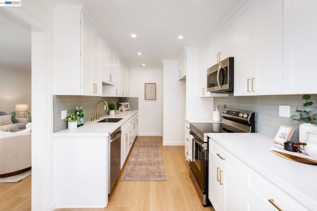 6558 Lucas Ave 202, Oakland, CA 94611