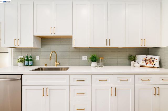 6558 Lucas Ave 202, Oakland, CA 94611