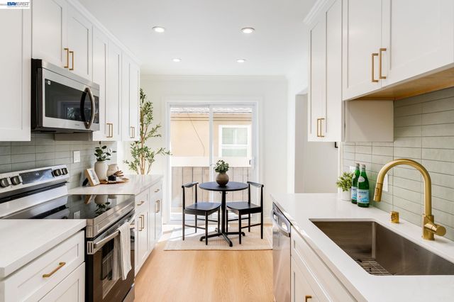 6558 Lucas Ave 202, Oakland, CA 94611