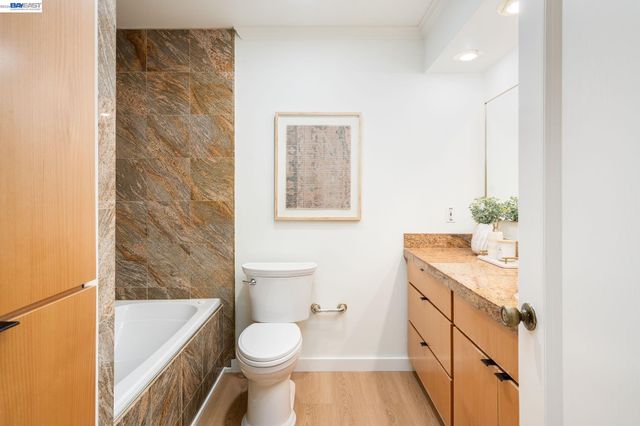 6558 Lucas Ave 202, Oakland, CA 94611