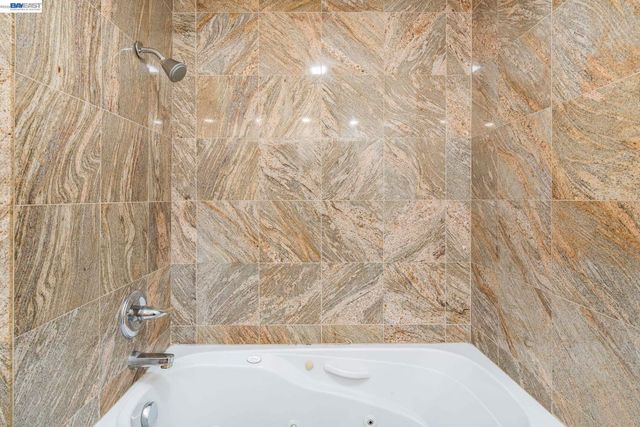 6558 Lucas Ave 202, Oakland, CA 94611