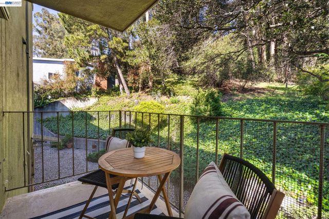 6558 Lucas Ave 202, Oakland, CA 94611