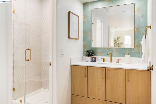 6558 Lucas Ave 202, Oakland, CA 94611