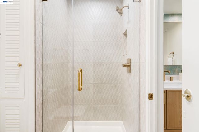 6558 Lucas Ave 202, Oakland, CA 94611