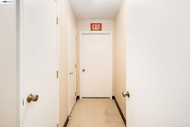 6558 Lucas Ave 202, Oakland, CA 94611