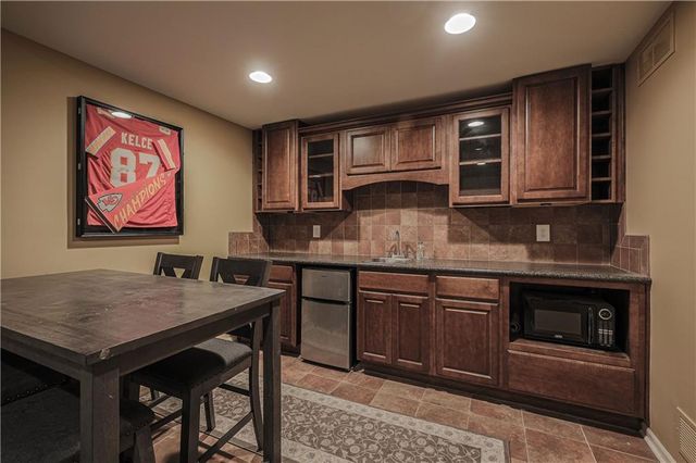 21516 W 99th Street, Lenexa, KS 66220