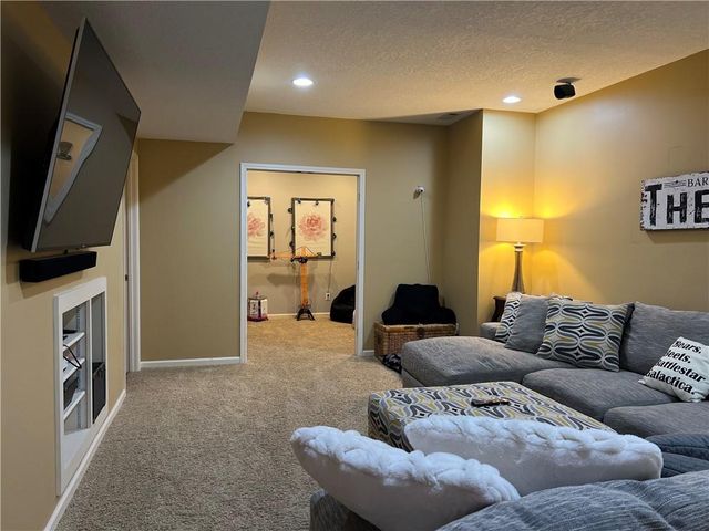 21516 W 99th Street, Lenexa, KS 66220