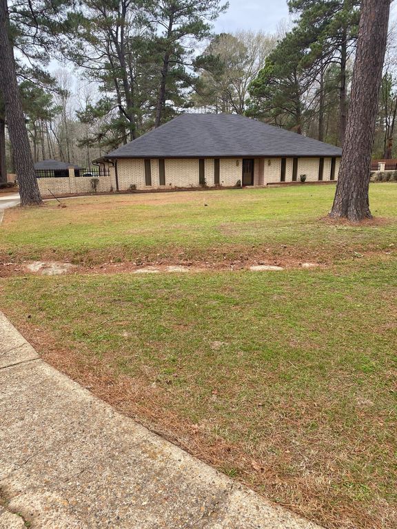 7985 N Lakeshore Drive, Shreveport, LA 71107