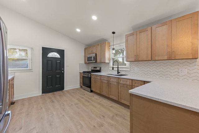 566 W Babcock Avenue, Elmhurst, IL 60126