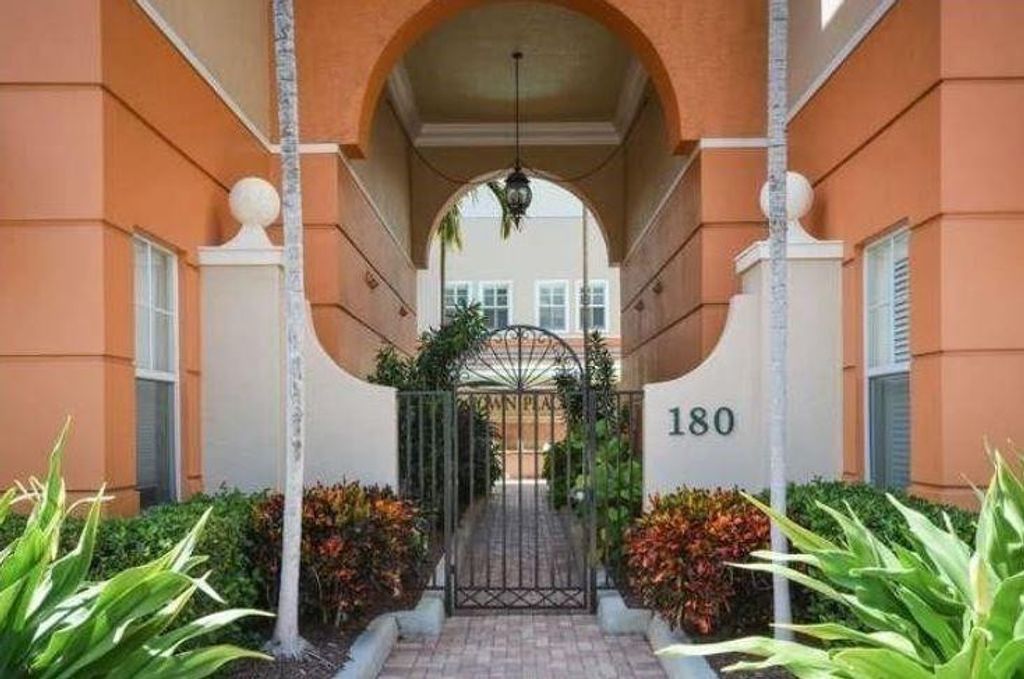 180 NE 6th Avenue F, Delray Beach, FL 33483