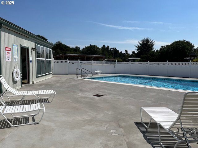 1600 RHODODENDRON Dr 41, Florence, OR 97439