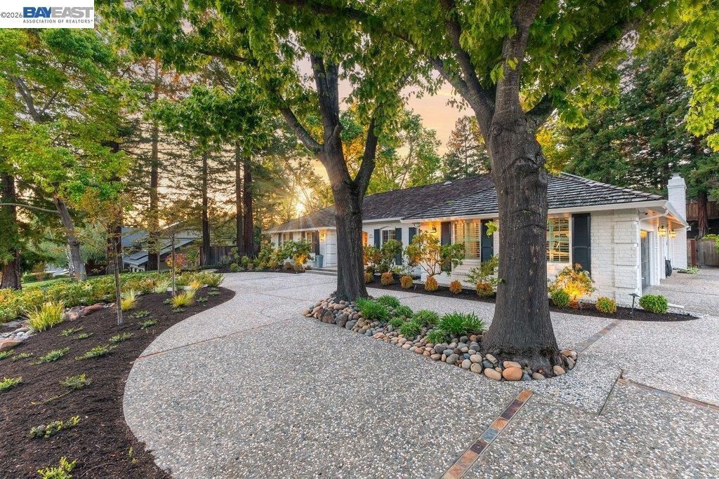 Image 7 of property listing at 2525 Holly Oak Dr, Danville, CA 94506