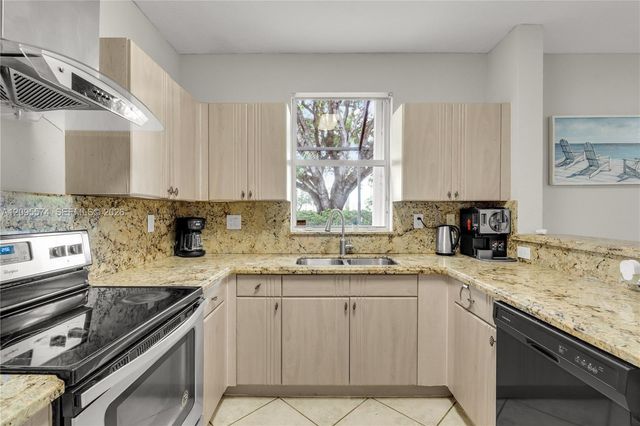 916 NW 135th Terrace, Pembroke Pines, FL 33028