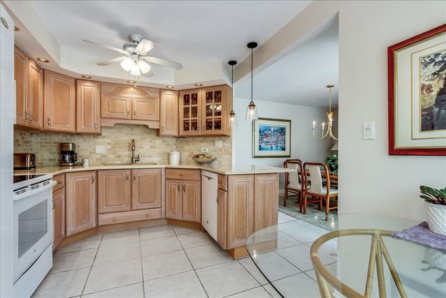 79 Hunt Trail, Lake Barrington, IL 60010
