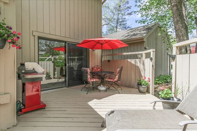 79 Hunt Trail, Lake Barrington, IL 60010