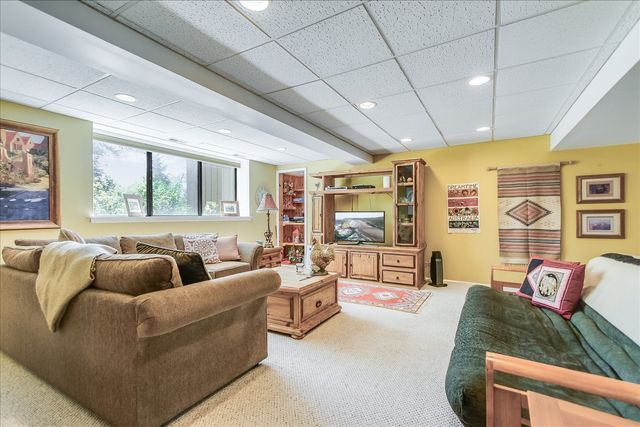 79 Hunt Trail, Lake Barrington, IL 60010