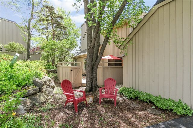 79 Hunt Trail, Lake Barrington, IL 60010