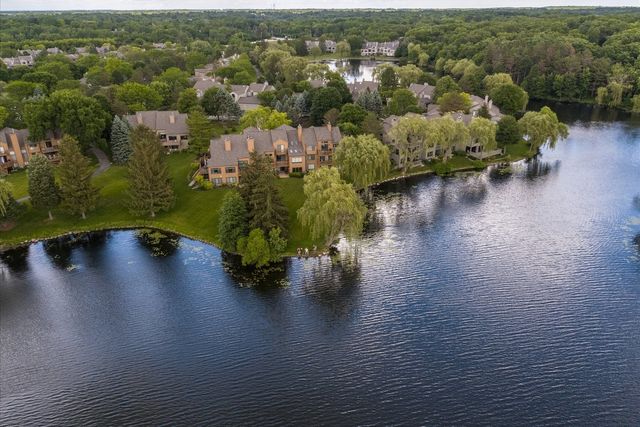 79 Hunt Trail, Lake Barrington, IL 60010